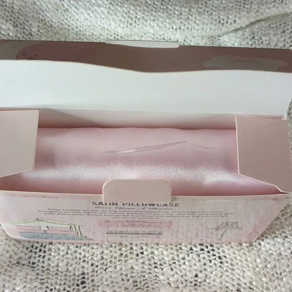 GlossyBox Barbie Cleanser&Box/Hydrating Mist&Vintage Cosmetic Satin Pillowcase - Picture 5 of 16